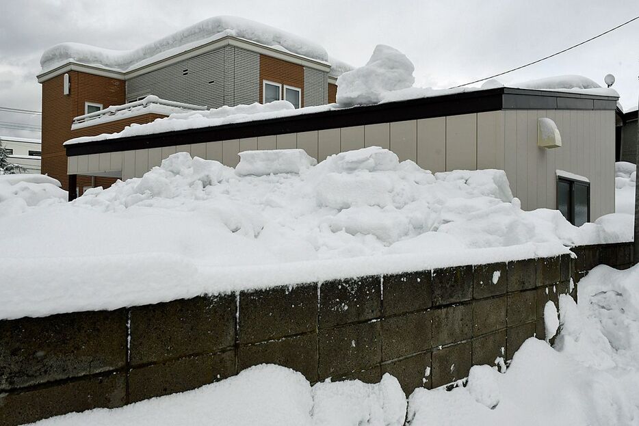 住民が雪に埋もれた状態で見つかった青森市の現場。搬送先の病院で死亡が確認された。県内では今冬、豪雪による人的被害が相次いでいる＝9日午前10時ごろ、同市花園1丁目