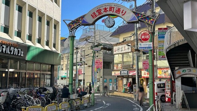 こちらの商店街はこじんまりした印象ですが……