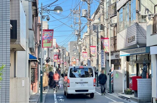 すずらん通りからシームレスに別の商店街へ