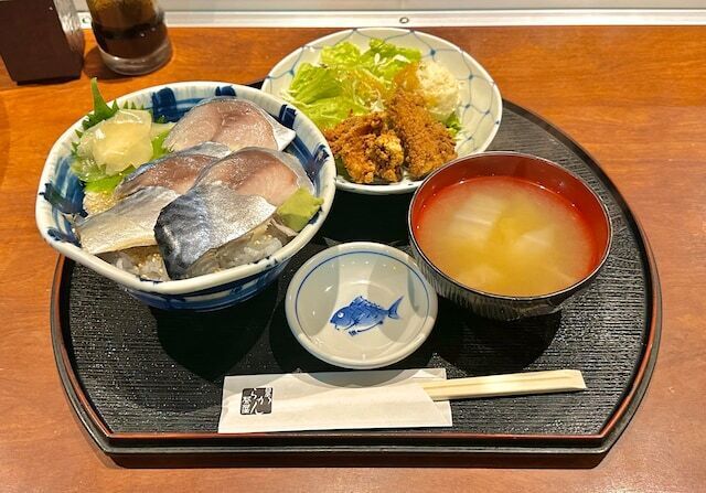 農大通りにある「経堂らかん茶屋」でいただいた「トロさば丼＋魚竜田揚げ」ランチ。このボリュームとおいしさでなんと1000円未満！