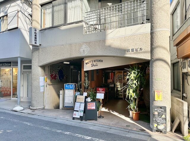 「松喜（マツキ）ビル」のテナントなので「MATT'S KITCHEN（"マツキ"ッチン）」という店名がエスプリ効いてますね