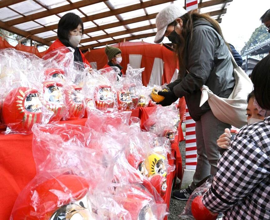 多くの参拝客でにぎわうだるま市=那珂市飯田