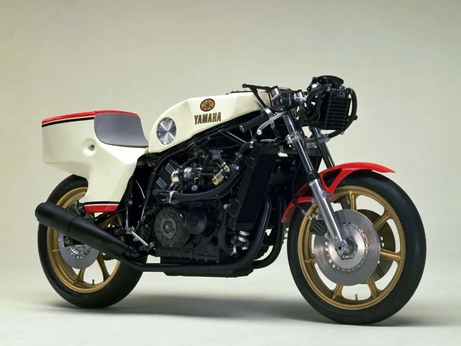 YZR1000（OW34） [YAMAHA] 1977年の東京モーターショーに参考出品された幻のV4レーサー。135PSを発揮しており、実戦投入されていれば歴史が変わっていたかも知れない。