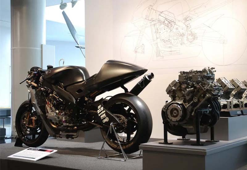 2011年に展示された001AとYZR-M1のプロトタイプ（2000年）。たまたま並べられていただけのものだが、まるでV4モトGPマシンの登場を示唆しているかのようだ。