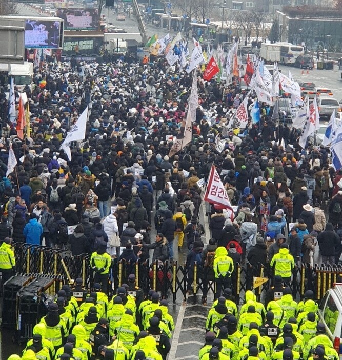 尹錫悦大統領の逮捕を求めて集まった市民＝ソウル市竜山区の大統領公邸近くで2025年1月5日午後2時10分、福岡静哉撮影