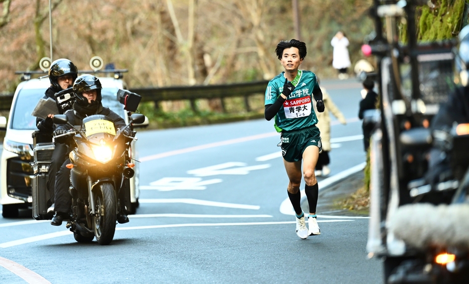 5区区間新の走りで首位に立った青山学院大の若林宏樹選手