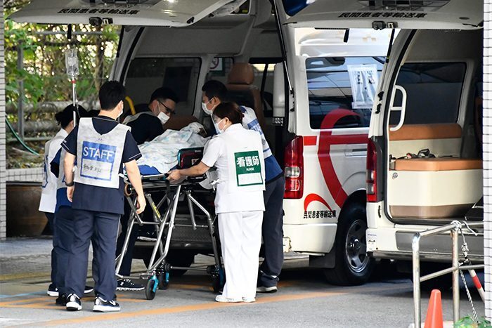 患者を搬送する看護師やスタッフ＝4日午前8時34分、西原町の琉大病院（喜瀬守昭撮影）