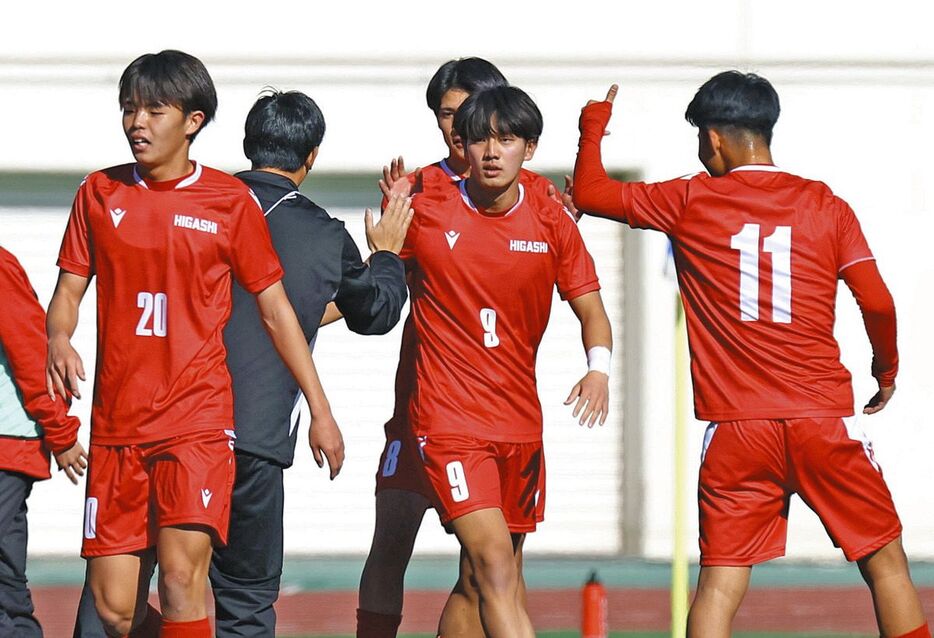 東福岡―阪南大高　前半、ゴールを決めイレブンらと喜ぶ東福岡・伊波（中央）