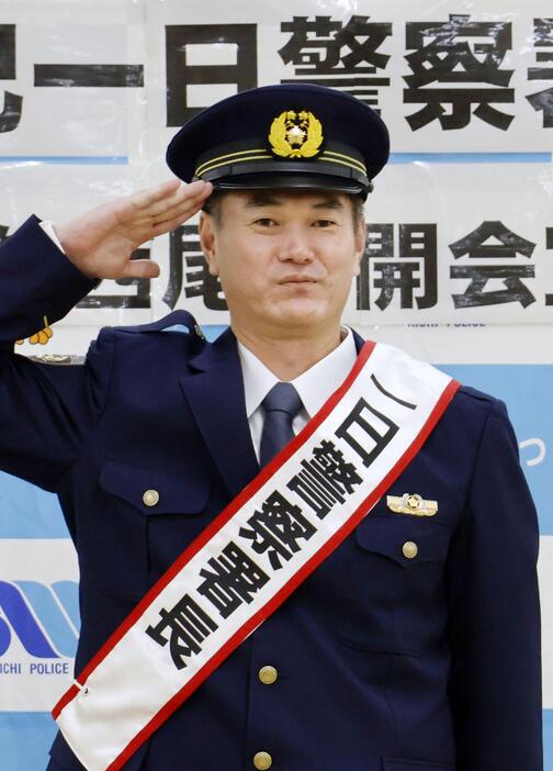 愛知県警西尾署の一日署長に就任した中日の元投手岩瀬仁紀さん＝9日午後、愛知県西尾市