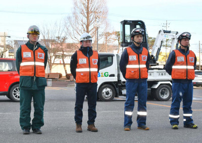 青森県平川市で除排雪に当たる東潤一係長（左から３人目）ら