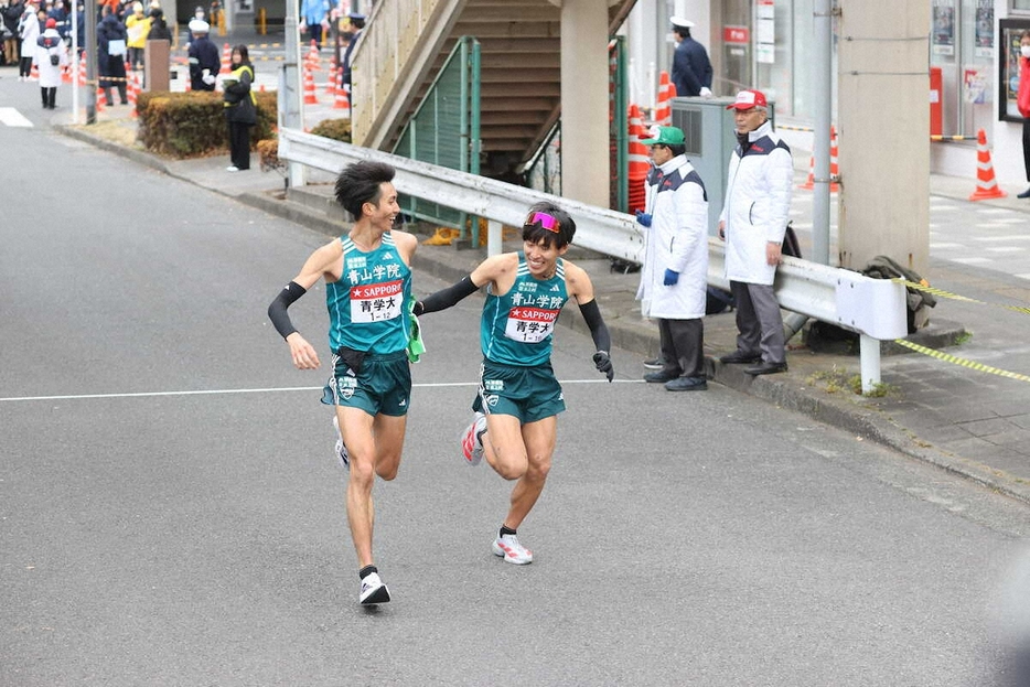 青学大9区の田中（左から）から10区・小河原へのタスキリレー（撮影・村上　大輔）