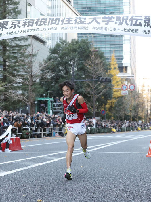 １０位でゴールした帝京大・小林咲冴（カメラ・頓所美代子）