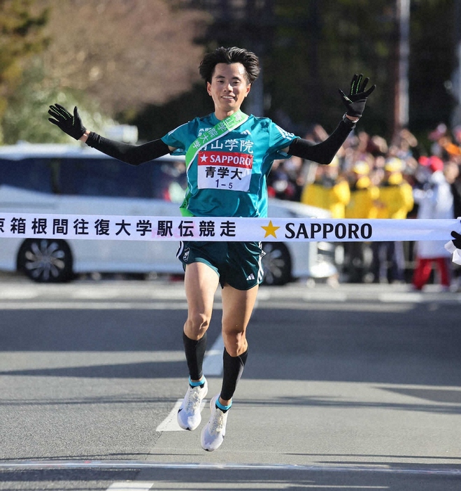 ＜箱根駅伝往路・芦ノ湖ゴール＞往路優勝の青学大5区・若林（撮影・尾崎　有希）