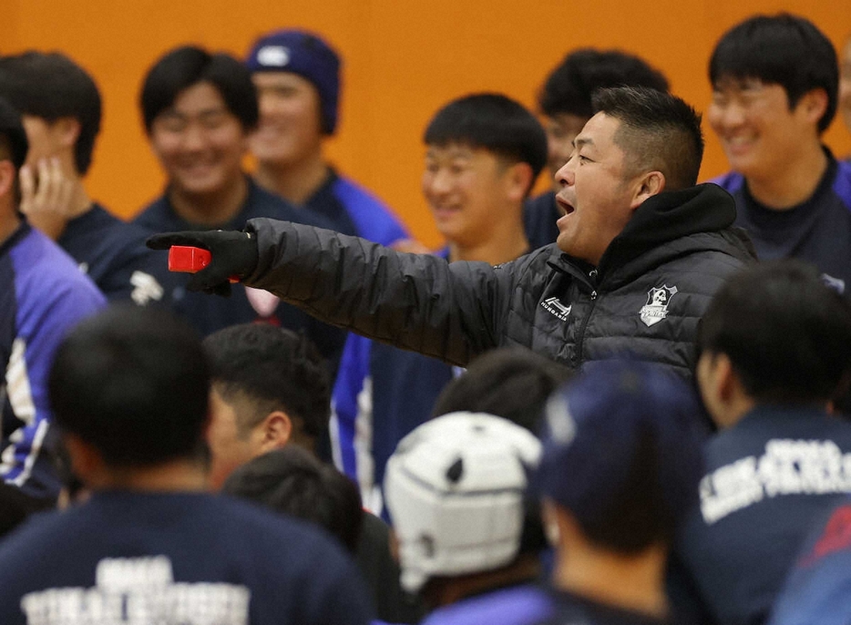 選手たちと笑顔を見せる東海大大阪仰星・湯浅監督（撮影・北條　貴史）