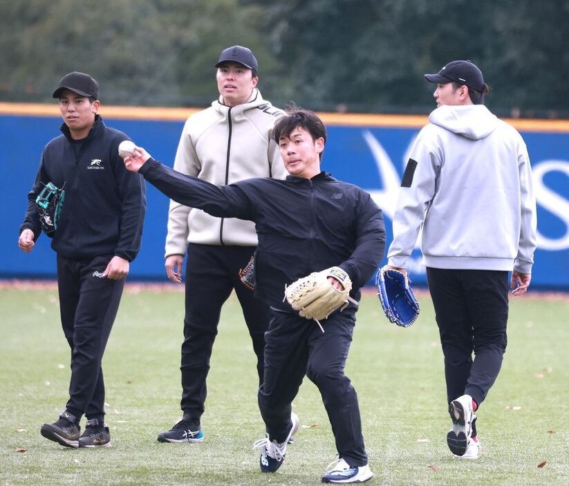 創価大OB練習公開でノックを受けるヤクルト・小川泰弘（手前）。後方は左から巨人・門脇誠、日本ハム・田中正義、ロッテ・石川柊太＝八王子市の創価大（撮影・尾崎修二）