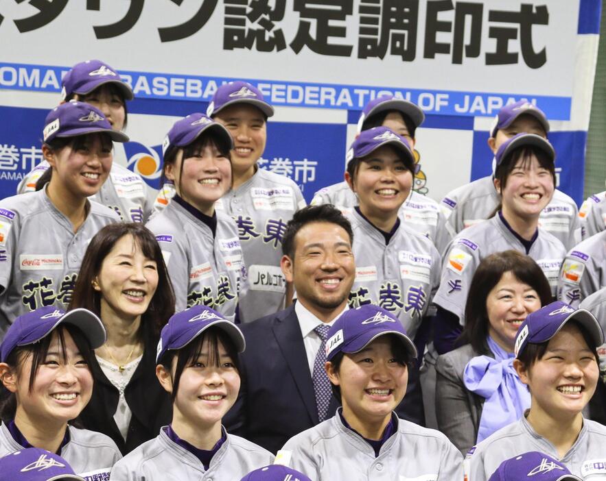 母校の岩手・花巻東高の女子硬式野球部員と記念撮影する米大リーガー菊池雄星投手（中央）＝9日午後、岩手県花巻市