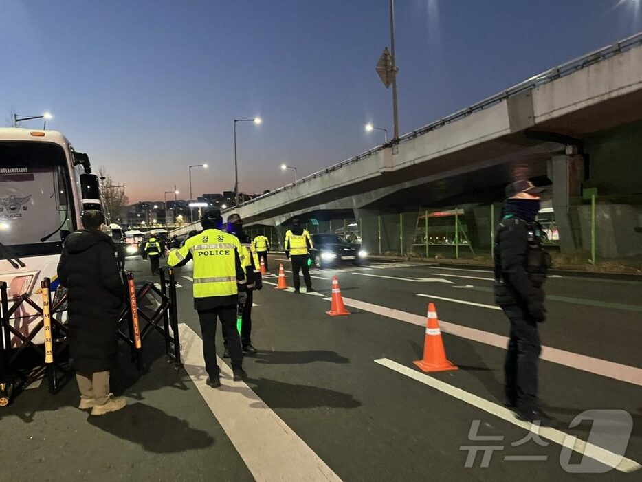 3日、ソウル市龍山区漢南洞の大統領官邸前の道路で、交通を統制する警察(c)news1