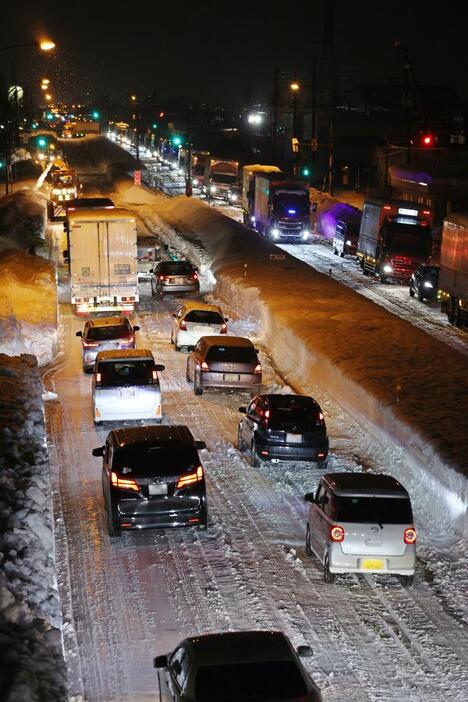 大雪の影響で渋滞が続いた国道１７号＝２０２２年１２月２０日午後５時３０分前、長岡市滝谷町