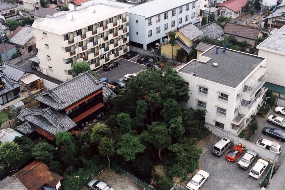 1994年6月27日、長野県松本市の住宅街で起きた松本サリン事件（写真：毎日新聞社/アフロ）