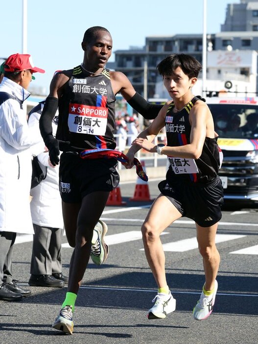 ３区で快走した創価大のムチーニ㊧