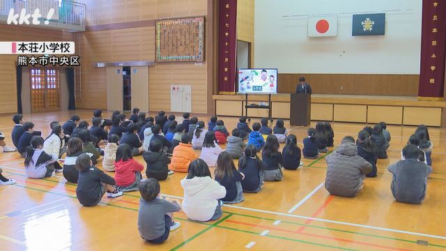 本荘小学校の始業式(8日・熊本市中央区)