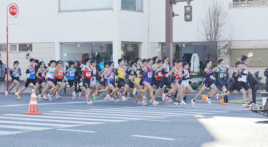 ＜ニューイヤー駅伝2025＞力走する一区の選手たち（撮影・五島　佑一郎）