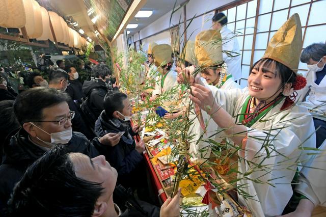 十日戎で福笹に吉兆類をつける福娘=2025年1月9日午後5時31分、大阪市浪速区、筋野健太撮影