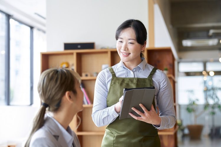 日本に帰国するより少しでも長く海外でバイトしたいと考える若者も（写真：イメージマート）