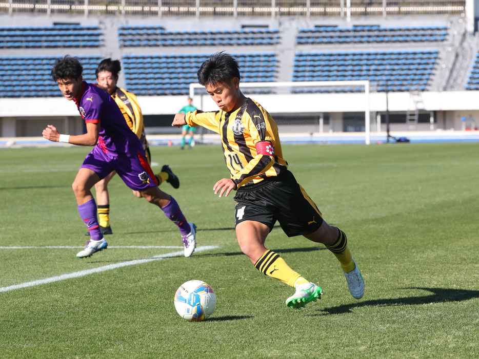 前橋育英高を束ねるキャプテン、MF石井陽(3年)(写真協力=高校サッカー年鑑)(HIGH SCHOOL SOCCER YEARBOOK)