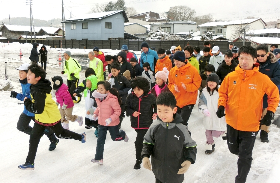 走り初めを楽しむ参加者