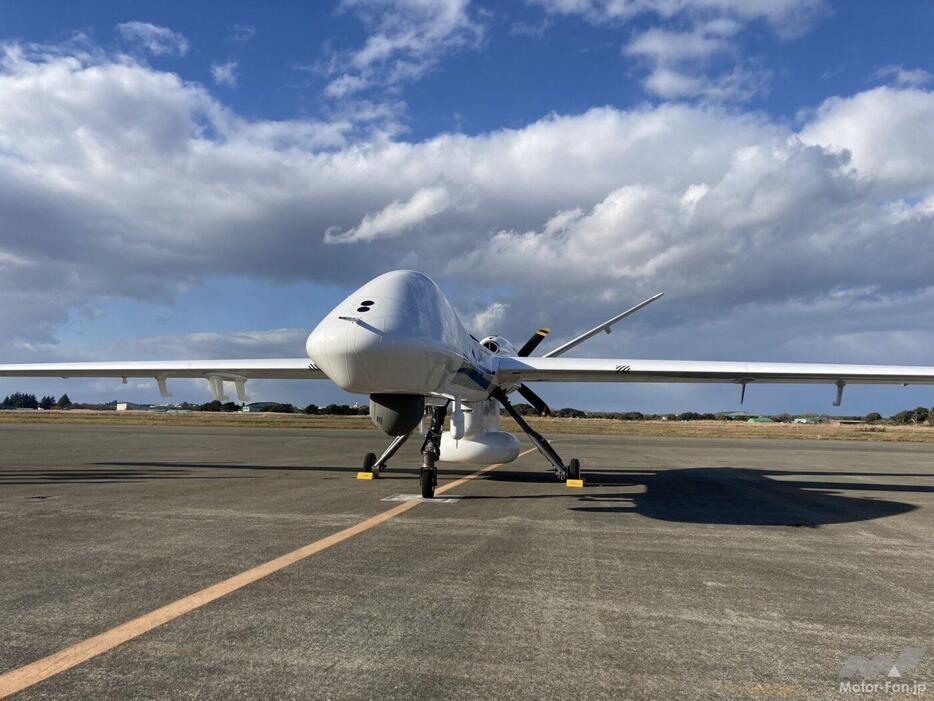 「MQ-9B」は、中高度（数千m）を数十時間飛行する能力を持ち、一般に「MALE（中高度・長時間滞空型無人機）」と呼ばれるタイプの無人機で、「MQ-9 リーパー」をベースに海洋監視機材を搭載したもの。写真はすでに導入されている海上保安庁のも...