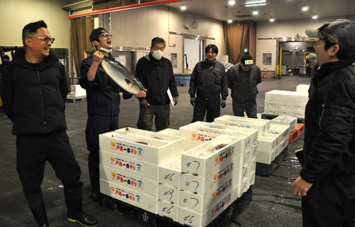 【活気あふれる水産物の初競り＝四日市市河原田町の北勢地方卸売市場で】