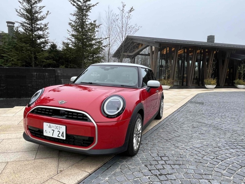 MINI COOPER 3 DOOR C（試乗したのは3ドアハッチバック。5ドアもあり）。ファッショナブルでキュートな見た目、フロントおよびリアライトの点灯方式を3つのパターンから選択できるので、その日の気分で変えるのも楽しそう。