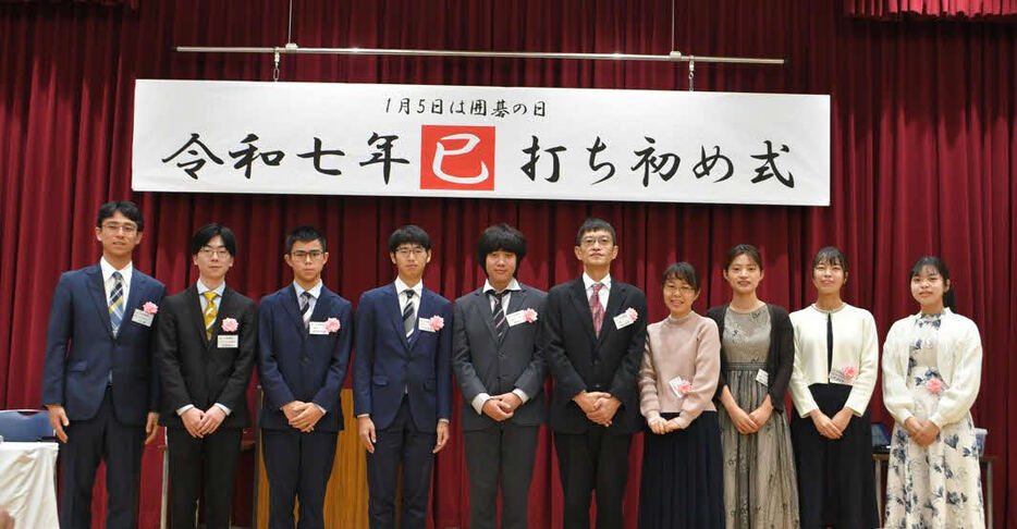 「1月5日は囲碁の日　令和七年打ち初め式」に出席した一力遼棋聖、芝野虎丸テイケイ俊英、福岡航太朗竜星、三浦太朗新人王、横塚力若鯉、秋山次郎中庸、小林泉テイケイグループ杯女流レジェンド、藤沢里菜女流本因坊、上野愛咲美女流立葵杯、上野梨紗女流棋聖（左から）