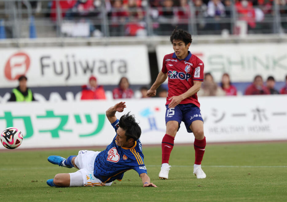 2024年12月7日のJ1昇格プレーオフ・決勝、仙台戦の後半、岡山本山遥（右）はゴールを決める（撮影・前田充）