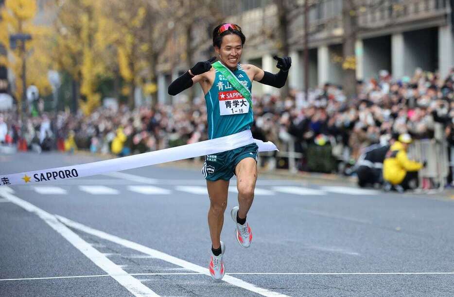 【第101回箱根駅伝 復路】総合1位でゴールする青学大・ 小河原陽琉＝東京・大手町（撮影・萩原悠久人）