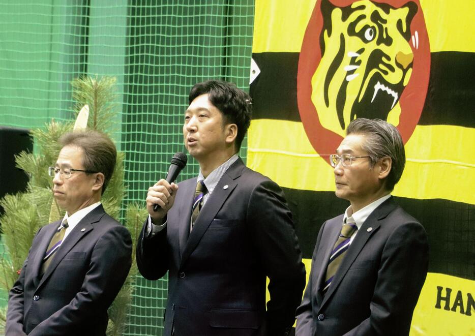 阪神の年賀会であいさつする藤川監督（中央）＝6日、甲子園の室内練習場