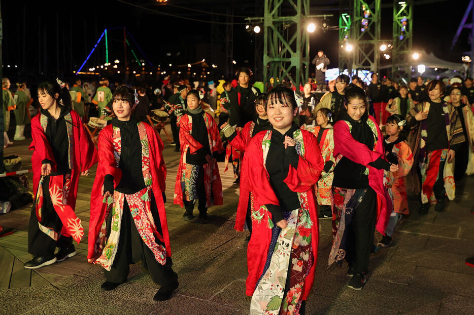 年忘れ港かっぽれを踊る参加者＝静岡市清水区の清水マリンパーク