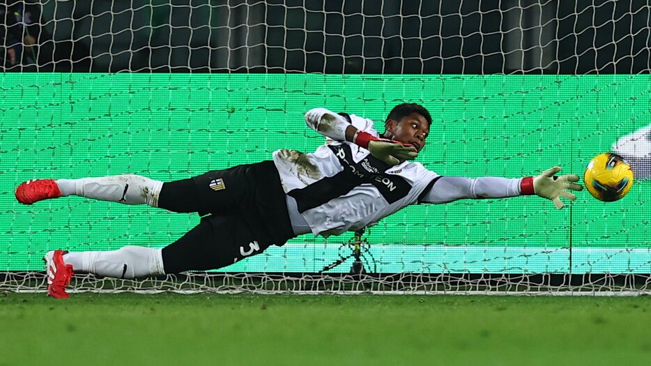 6日のトリノ戦でビッグセーブを披露してパルマに勝ち点をもたらしたGK鈴木彩艶(C)Getty images