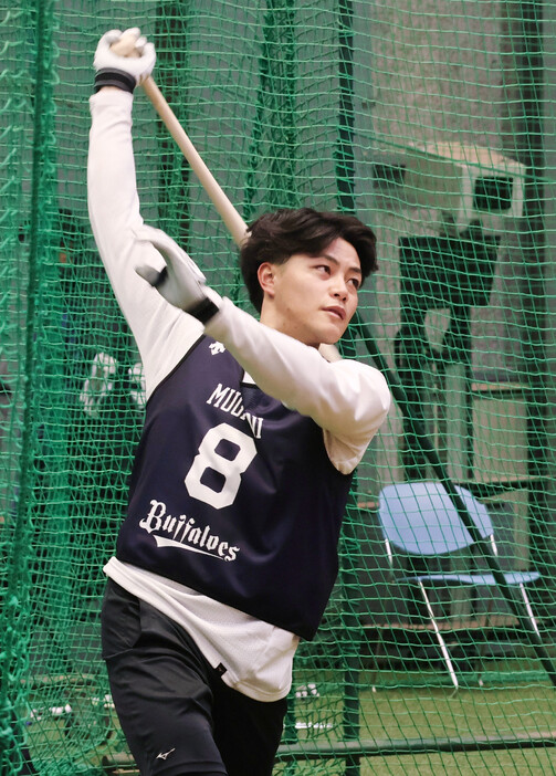 オリックスの新人合同自主トレーニングが８日、大阪市内の球団施設で始まり、ドラフト１位の麦谷祐介外野手（写真）ら１２選手（うち育成６人）が参加した。麦谷は「ここから頑張っていきたい」と決意を新たにした。