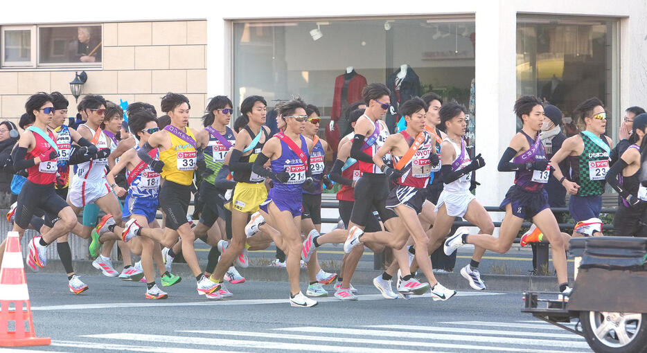 力走する1区の選手たち（撮影・足立雅史）