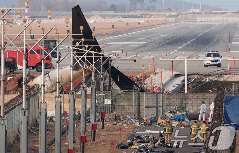 30日、務安国際空港の滑走路の様子