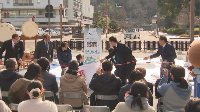 生徒がデザインしたカウントダウンボードの除幕式　丸亀市大手町