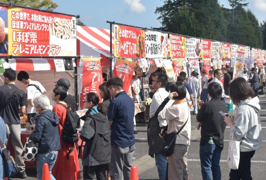 目当てのグルメに行列を作る「シン・いばらきメシ総選挙」=2024年10月12日、水戸市三の丸