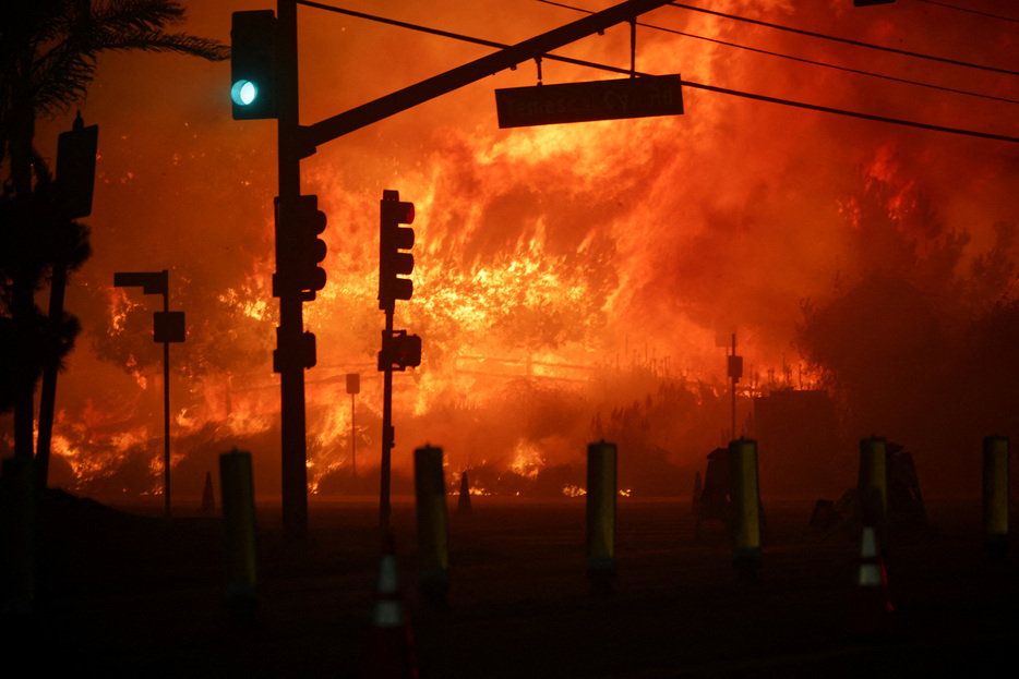 　１月７日、米カリフォルニア州ロサンゼルス近郊の高級住宅地で、山火事が広がり、３万人が避難を余儀なくされている。写真は米カリフォルニア州ロサンゼルスで撮影（２０２５　ロイター／Daniel Cole）