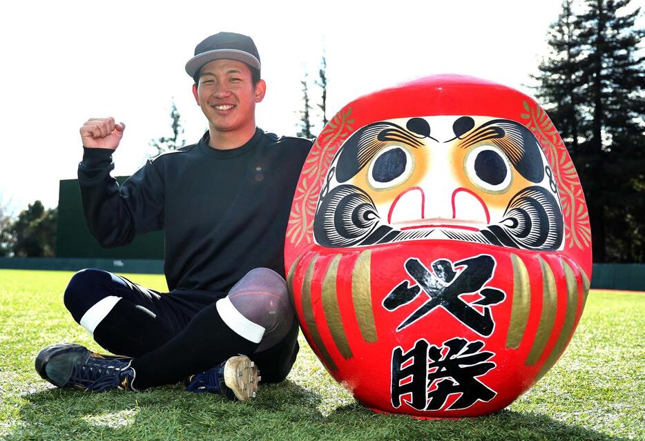 勝ちダルマの横でガッツポーズをする阪神伊原（撮影・上田博志）