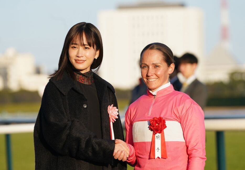 京都金杯を勝ったレイチェル・キング騎手（左）とプレゼンターを務めた前田敦子（撮影・岩川晋也）