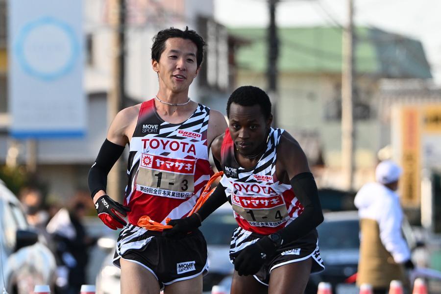 25年ニューイヤー駅伝4区で首位をキープしたS.キバティ（トヨタ自動車）