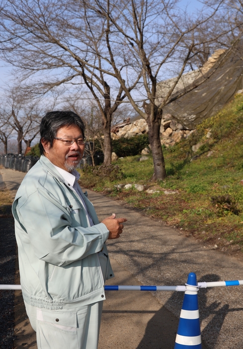 崩れた長柄櫓の状況を説明する平岡正宏さん=岡山県津山市で