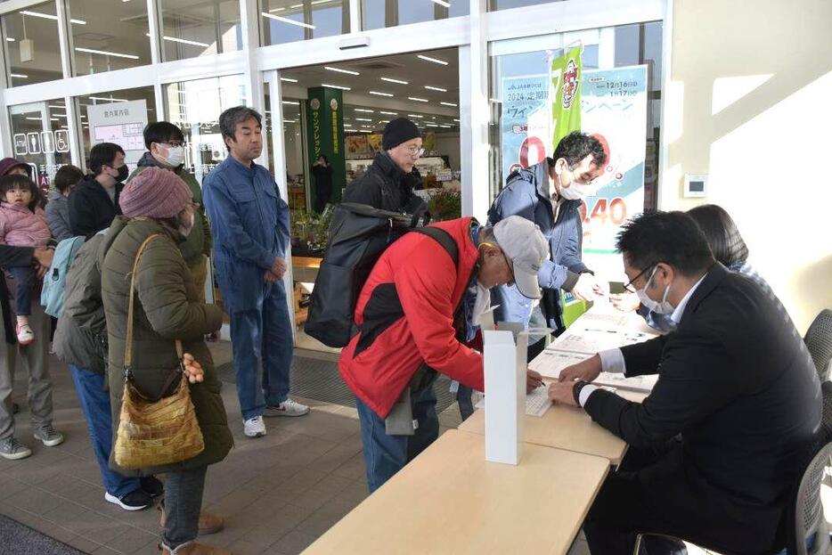 マンホールカードを求め並ぶコレクター=土浦市小岩田西